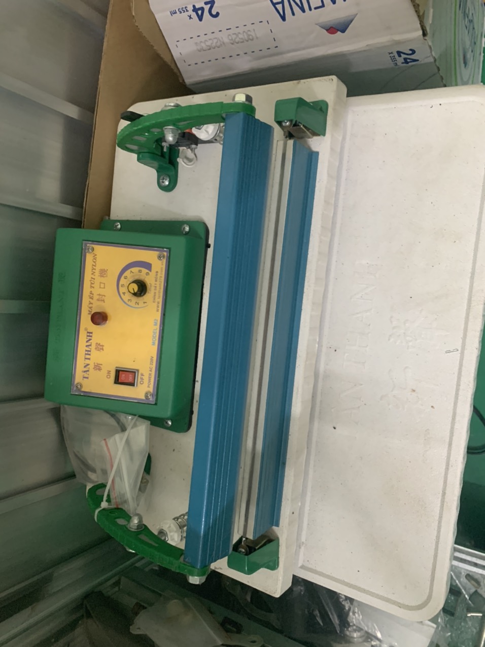 Bag sealing machine